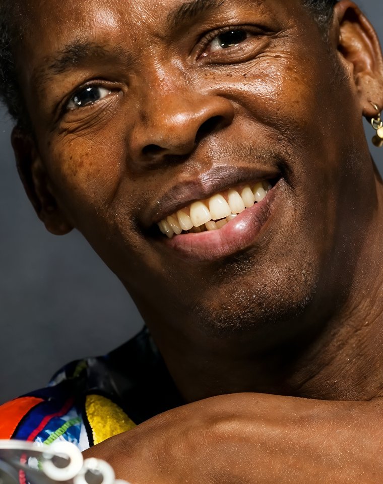 Portrait souriant d'un percussionniste en chemise colorée