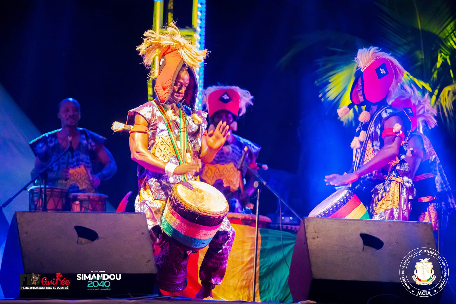 Danseurs et percussionnistes en coiffes traditionnelles sur scène, édition 2024
