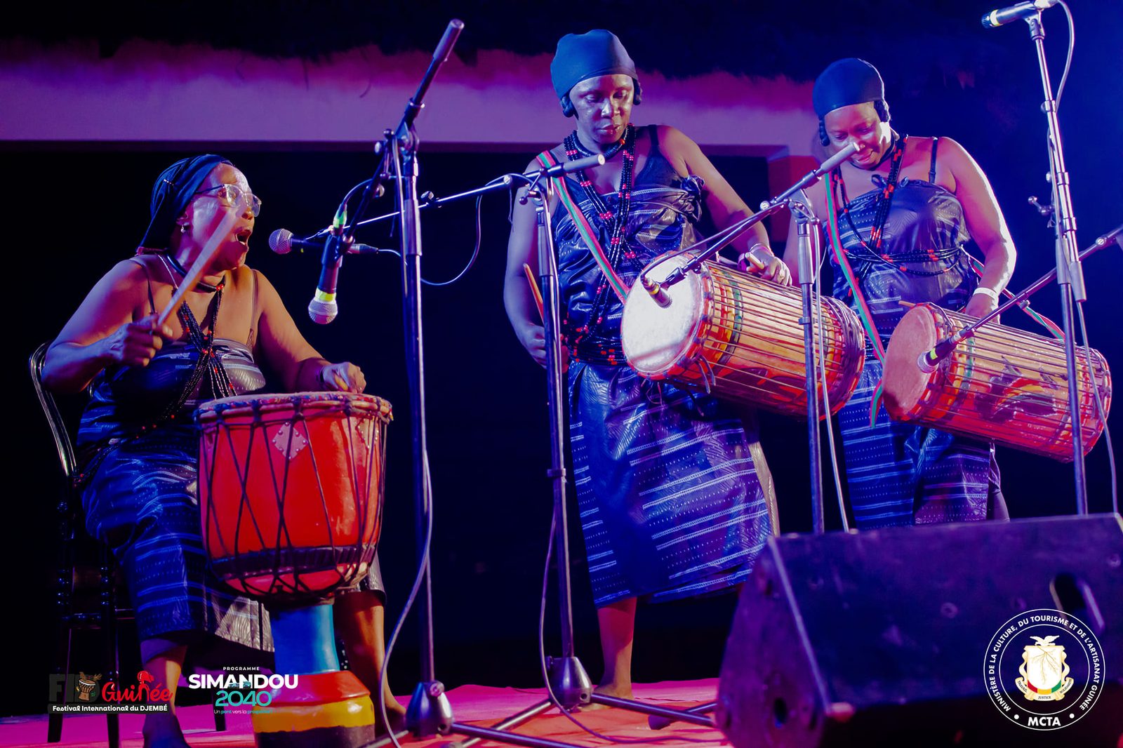 Trois percussionnistes aux dununs sur la scène du festival, édition 2024