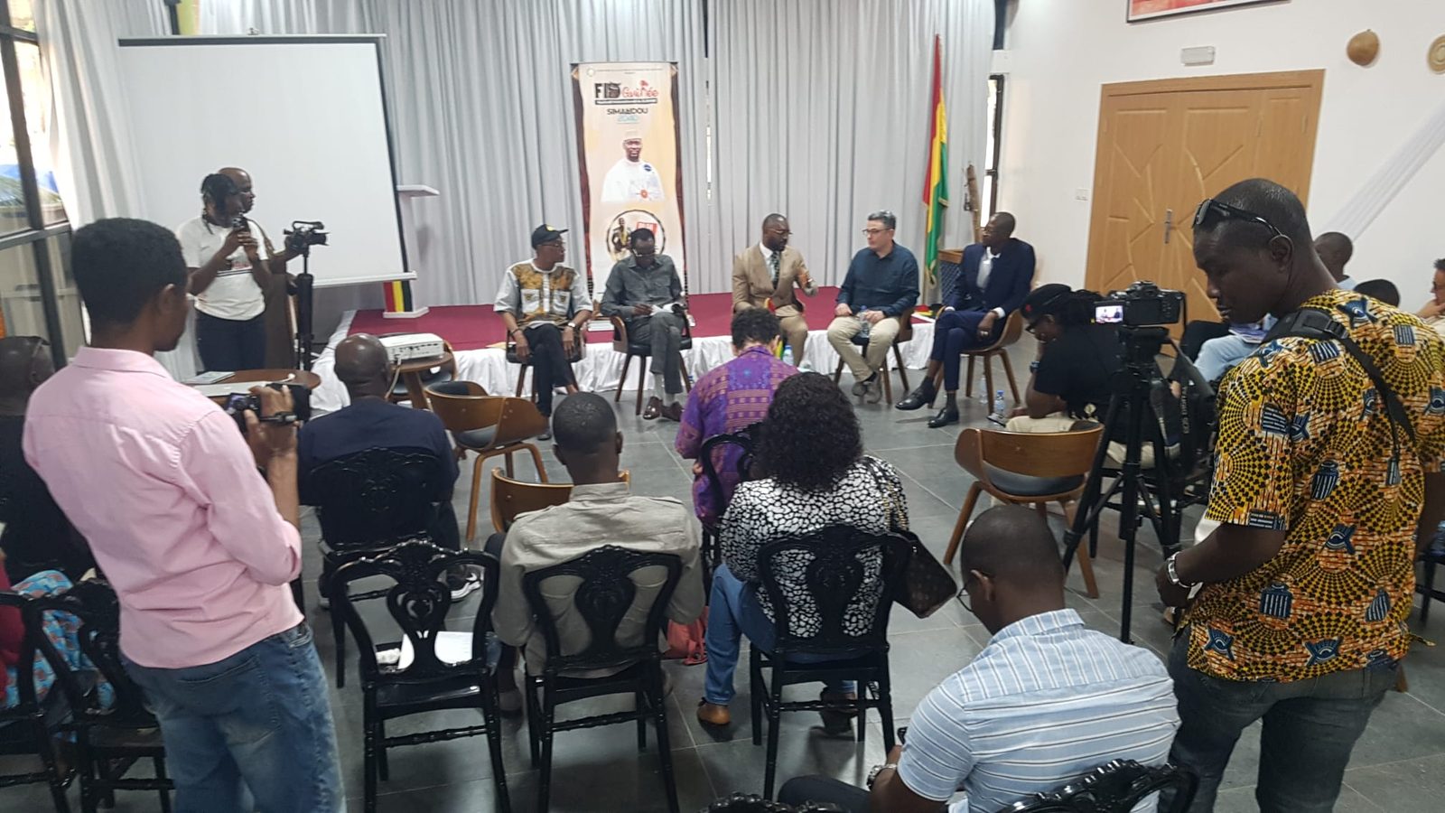 Rencontre professionnelle du festival : intervenants et public devant le kakemono du FID
