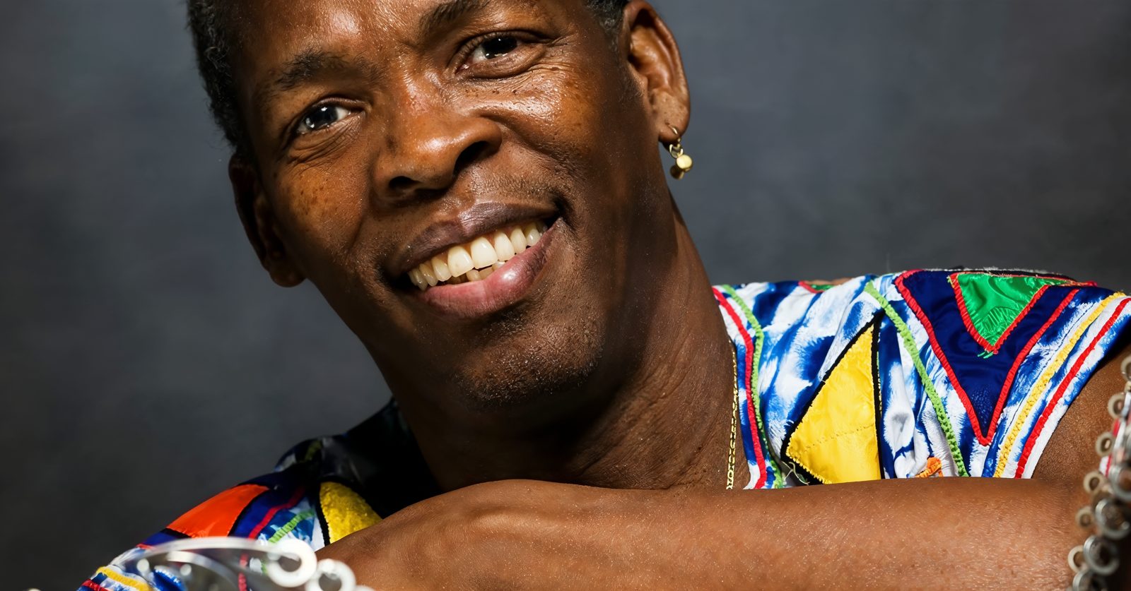 Portrait souriant d'un percussionniste en chemise colorée