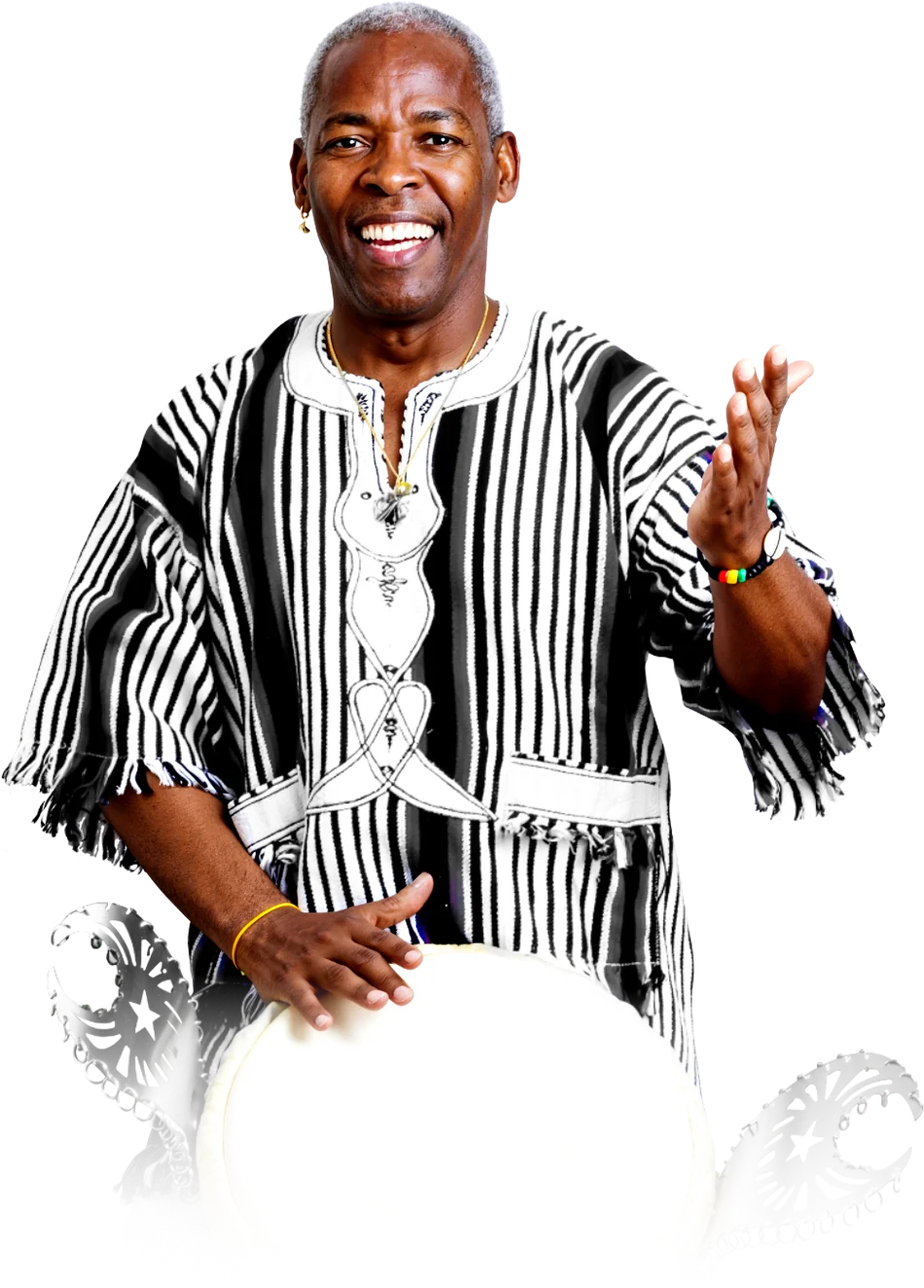 Maître percussionniste en boubou rayé, debout derrière son djembé, souriant