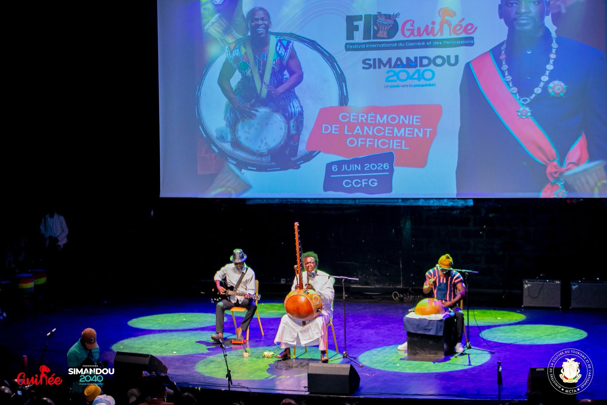 Musiciens sur la scène du CCFG, sous l'écran annonçant la cérémonie de lancement officiel du FID, le 6 juin 2026
