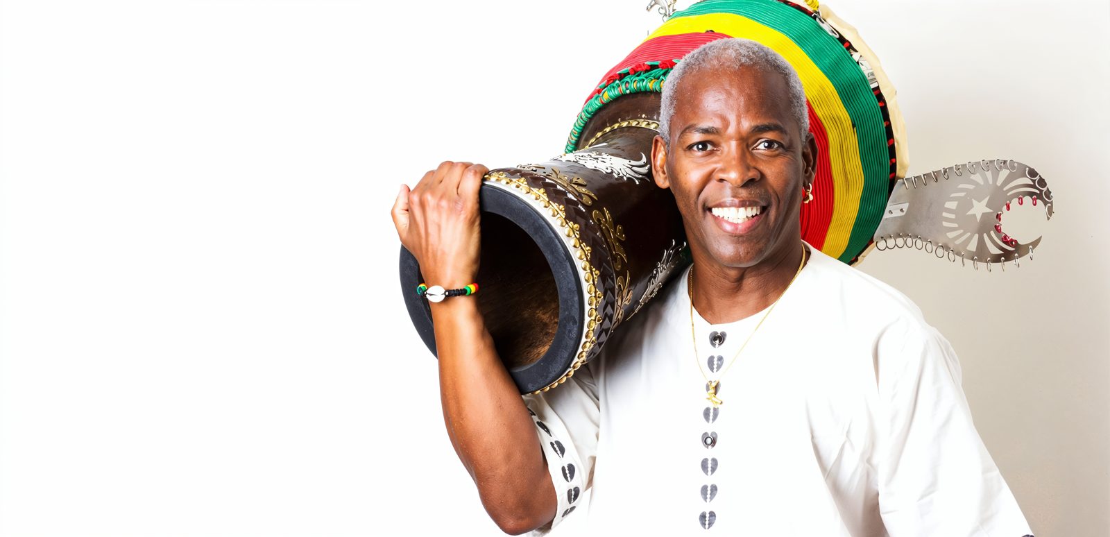 Percussionniste souriant portant un grand tambour décoré sur l'épaule